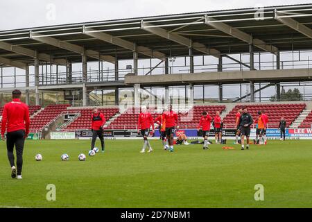 NORTHAMPTON, INGHILTERRA. 24 OTTOBRE. I giocatori di Charlton Athletic si riscaldano prima della partita Sky Bet League One tra Northampton Town e Charlton Athletic al PTS Academy Stadium di Northampton sabato 24 ottobre 2020. (Credit: John Cripps | MI News) Foto Stock