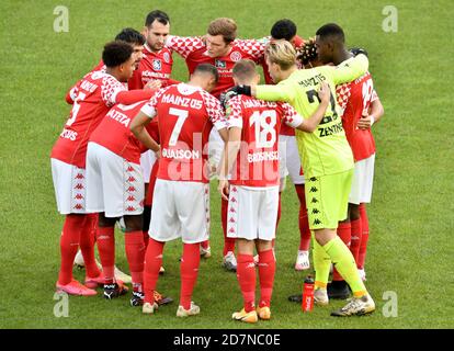 Magonza, Germania. 24 Ott 2020. Calcio: Bundesliga, FSV Mainz 05 - Bor. Mönchengladbach, 5° giorno di festa. Il team Mainz prima del gioco. Credit: Torsten Silz/dpa - NOTA IMPORTANTE: In conformità con le norme del DFL Deutsche Fußball Liga e del DFB Deutscher Fußball-Bund, è vietato sfruttare o sfruttare nello stadio e/o nel gioco le fotografie scattate sotto forma di sequenze di immagini e/o serie di foto di tipo video./dpa/Alamy Live News Foto Stock