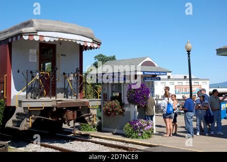 Weirs Beach, Lake Winnipesaukee, New Hampshire - 2008 agosto: Fine di un treno sulla Winnipesaukee Scenic Railroad e persone in coda per i biglietti Foto Stock