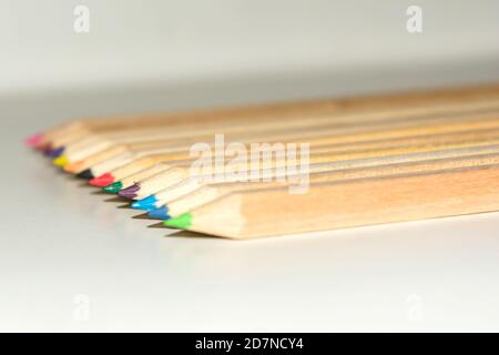 Matita a forma esagonale colore e righello in legno su fondo bianco isolato. Foto Stock