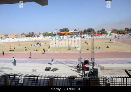 Vista degli accordi sono in corso lavori per la riunione pubblica del movimento democratico del Pakistan (PDM) in arrivo, all'Ayub Stadium di Quetta sabato 24 ottobre 2020. Foto Stock