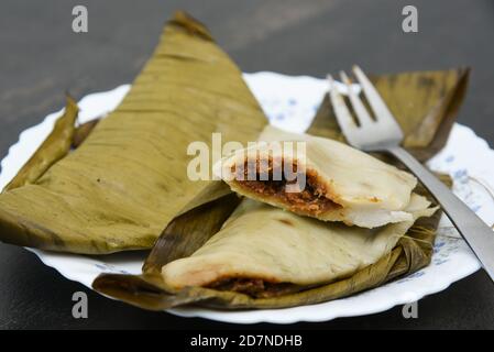 spuntini del tempo del tè del Kerala ada, spuntini infornati per il festival di Onam. Spuntini tradizionali del Kerala fatti in casa. Foto Stock