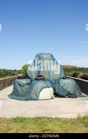 Pila o pila di balle di fieno e scartato vecchia gomma Pneumatici in campagna in Germania Foto Stock