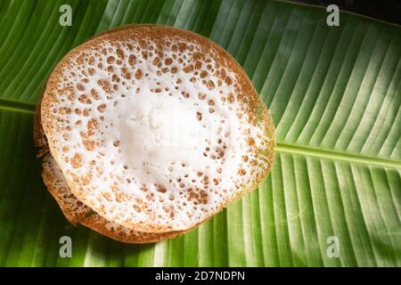 Kerala prima colazione cibo indiano del sud per la prima colazione in India. DOSA Idli puttu folle torta di riso cotto al vapore cibo upma appam pongal. Sri Lanka. Cibo Lankan Foto Stock