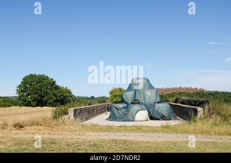 Pila o pila di balle di fieno e scartato vecchia gomma Pneumatici in campagna in Germania Foto Stock