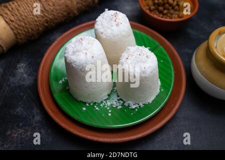 Kerala prima colazione cibo indiano del sud per la prima colazione in India. DOSA Idli puttu folle torta di riso cotto al vapore cibo upma appam pongal. Sri Lanka. Cibo Lankan Foto Stock