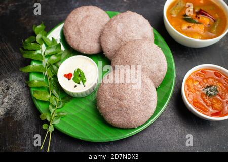 Kerala prima colazione cibo indiano del sud per la prima colazione in India. DOSA Idli puttu folle torta di riso cotto al vapore cibo upma appam pongal. Sri Lanka. Cibo Lankan Foto Stock