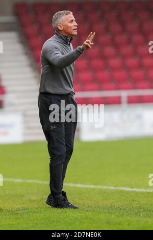 NORTHAMPTON, INGHILTERRA. 24 OTTOBRE. Keith Curle, direttore di Northampton Town, durante la prima metà della partita Sky Bet League One tra Northampton Town e Charlton Athletic al PTS Academy Stadium di Northampton sabato 24 ottobre 2020. (Credit: John Cripps | MI News) Credit: MI News & Sport /Alamy Live News Foto Stock