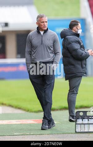 NORTHAMPTON, INGHILTERRA. 24 OTTOBRE. Keith Curle, direttore di Northampton Town, durante la prima metà della partita Sky Bet League One tra Northampton Town e Charlton Athletic al PTS Academy Stadium di Northampton sabato 24 ottobre 2020. (Credit: John Cripps | MI News) Credit: MI News & Sport /Alamy Live News Foto Stock