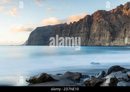 Immagine a lunga esposizione delle scogliere di Los Gigantes sulla costa occidentale di Tenerife, da Playa Los Guios, Tenerife, Isole Canarie, Spagna Foto Stock