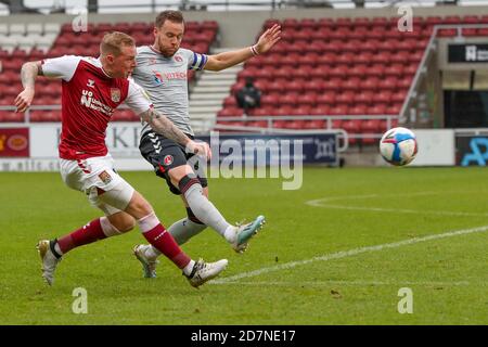 NORTHAMPTON, INGHILTERRA. 24 OTTOBRE. Nicky Adams di Northampton Town tenta di raggiungere il traguardo durante la prima metà della partita Sky Bet League One tra Northampton Town e Charlton Athletic al PTS Academy Stadium di Northampton sabato 24 ottobre 2020. (Credit: John Cripps | MI News) Credit: MI News & Sport /Alamy Live News Foto Stock