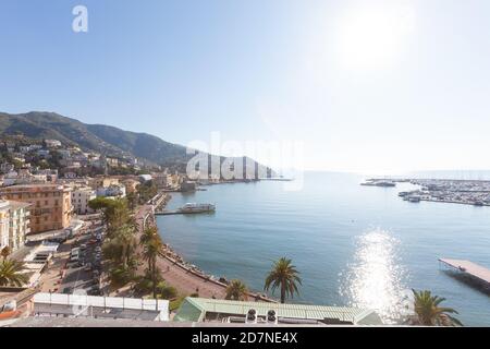 Veduta aerea di Rapallo in Italia. Golfo e porto con barche. Giorno di sole. Foto Stock