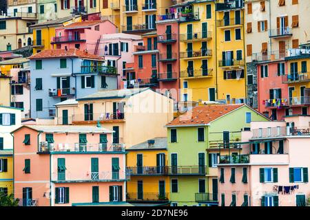 Abitazioni colorate. Sfondo pieno con edifici colorati. Manarola, Parco Nazionale delle cinque Terre, Italia. Foto Stock