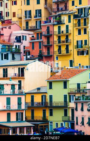 Abitazioni colorate. Sfondo pieno con edifici colorati. Manarola, Parco Nazionale delle cinque Terre, Italia. Foto Stock