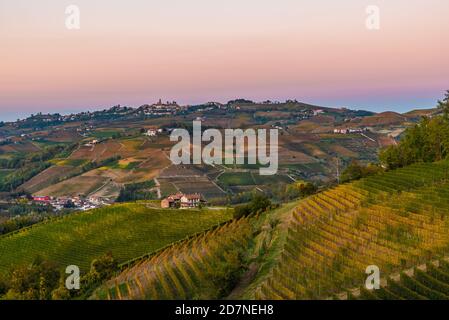 Serralunga d’Alba, un paese adagiato sulle colline delle Langhe, patrimonio dell’umanità dell’UNESCO Foto Stock