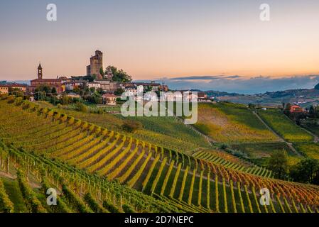 Serralunga d’Alba, un paese adagiato sulle colline delle Langhe, patrimonio dell’umanità dell’UNESCO Foto Stock