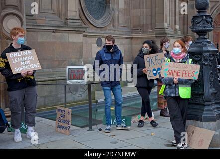 Bristo Square, Edimburgo, Scozia, Regno Unito. 24 ottobre 2020. L'Università di Edimburgo Covid protesta per le tasse. Un piccolo numero di studenti si presentano fuori dalla McEwan Hall. Entro la prima mezz'ora dall'inizio delle 14:00, poco più di 20 studenti si sono riuniti pacificamente. Era stato stimato da Django Evans, uno degli organizzatori che ci si aspetterebbe che ben 300 studenti si uniscano alla protesta di oggi contro la mancanza di cura dell'università per il benessere degli studenti a causa della pandemia di Covid-19, tuttavia, in realtà ci sembrava essere Little Credit: Arch White/Alamy Live News. Foto Stock