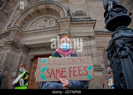 Bristo Square, Edimburgo, Scozia, Regno Unito. 24 ottobre 2020. L'Università di Edimburgo Covid protesta per le tasse. Un piccolo numero di studenti si presentano fuori dalla McEwan Hall. Entro la prima mezz'ora dall'inizio delle 14:00, poco più di 20 studenti si sono riuniti pacificamente. Era stato stimato da Django Evans, uno degli organizzatori che ci si aspetterebbe che ben 300 studenti si uniscano alla protesta di oggi contro la mancanza di cura dell'università per il benessere degli studenti a causa della pandemia di Covid-19, tuttavia, in realtà ci sembrava essere Little Credit: Arch White/Alamy Live News. Foto Stock