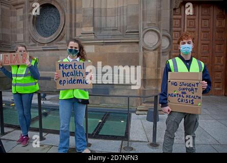 Bristo Square, Edimburgo, Scozia, Regno Unito. 24 ottobre 2020. L'Università di Edimburgo Covid protesta per le tasse. Un piccolo numero di studenti si presentano fuori dalla McEwan Hall. Entro la prima mezz'ora dall'inizio delle 14:00, poco più di 20 studenti si sono riuniti pacificamente. Era stato stimato da Django Evans, uno degli organizzatori che ci si aspetterebbe che ben 300 studenti si uniscano alla protesta di oggi contro la mancanza di cura dell'università per il benessere degli studenti a causa della pandemia di Covid-19, tuttavia, in realtà ci sembrava essere Little Credit: Arch White/Alamy Live News. Foto Stock