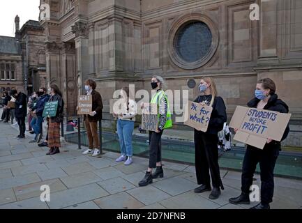Bristo Square, Edimburgo, Scozia, Regno Unito. 24 ottobre 2020. L'Università di Edimburgo Covid protesta per le tasse. Un piccolo numero di studenti si presentano fuori dalla McEwan Hall. Entro la prima mezz'ora dall'inizio delle 14:00, poco più di 20 studenti si sono riuniti pacificamente. Era stato stimato da Django Evans, uno degli organizzatori che ci si aspetterebbe che ben 300 studenti si uniscano alla protesta di oggi contro la mancanza di cura dell'università per il benessere degli studenti a causa della pandemia di Covid-19, tuttavia, in realtà ci sembrava essere Little Credit: Arch White/Alamy Live News. Foto Stock
