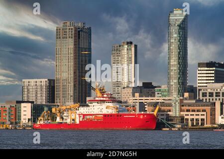 Il RRS Sir David Attenborough ormeggiata presso lo storico lungomare di Liverpool, patrimonio dell'umanità dell'UNESCO, poco dopo il lancio. Foto Stock