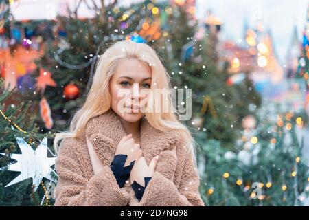 01 14 2020 Mosca, Federazione Russa, donna in decorazioni natalizie per strada Foto Stock