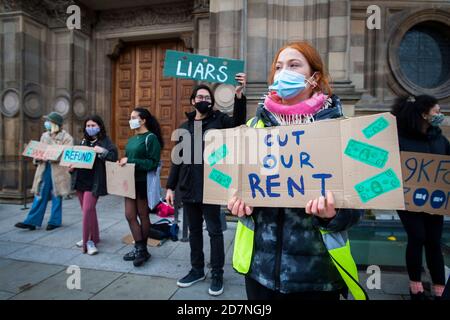 Gli studenti protestano fuori dalla McEwan Hall di Bristo Square, Edimburgo, contro il trattamento degli studenti da parte dell'Università di Edimburgo durante il blocco e contro la falsa promessa di "apprendimento ibrido" fatta sia ai nuovi studenti che ai nuovi studenti. Foto Stock
