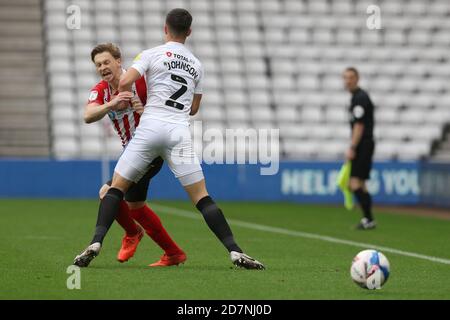 SUNDERLAND, INGHILTERRA. 24 OTTOBRE Denver Hume of Sunderland è tirato indietro da Callum Johnson di Portsmouth durante la partita della Sky Bet League 1 tra Sunderland e Portsmouth allo Stadium of Light, Sunderland, sabato 24 ottobre 2020. (Credit: Robert Smith | MI News) Credit: MI News & Sport /Alamy Live News Foto Stock