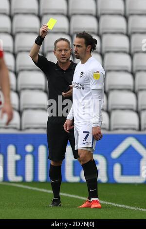 SUNDERLAND, INGHILTERRA. IL 24 OTTOBRE Ryan Williams di Portsmouth riceve una carta gialla dal Referee Robert Lewis durante la partita Sky Bet League 1 tra Sunderland e Portsmouth allo Stadium of Light di Sunderland sabato 24 ottobre 2020. (Credit: Robert Smith | MI News) Credit: MI News & Sport /Alamy Live News Foto Stock