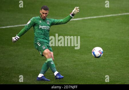 Il portiere di Coventry City Marko MAROSI calcia la palla durante la partita del campionato Sky Bet a St Andrews, Birmingham. Foto Stock