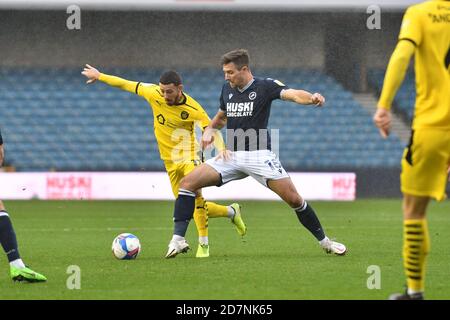 LONDRA, REGNO UNITO. IL 24 OTTOBRE Ryan Leonard of Millwall si batte per il possesso con Conor Chaplin di Barnsley durante la partita del campionato Sky Bet tra Millwall e Barnsley al Den, Londra, sabato 24 ottobre 2020. (Credit: Ivan Yordanov | MI News) Credit: MI News & Sport /Alamy Live News Foto Stock