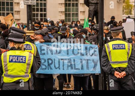 Londra, Regno Unito. 24 Ott 2020. I nigeriani con sede a Londra protestano contro la brutalità della squadra speciale anti-rapina (SARS) della polizia nigeriana. Amnesty International ha confermato di aver avuto prove di un uso eccessivo della forza, causando la morte di alcuni manifestanti al casello di Lekki martedì. Il Presidente Buhari ha sciolto la SARS il 11 ottobre, ma questi manifestanti hanno ancora chiesto le dimissioni. Credit: Guy Bell/Alamy Live News Foto Stock