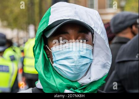 Londra, Regno Unito. 24 Ott 2020. I nigeriani con sede a Londra protestano contro la brutalità della squadra speciale anti-rapina (SARS) della polizia nigeriana. Amnesty International ha confermato di aver avuto prove di un uso eccessivo della forza, causando la morte di alcuni manifestanti al casello di Lekki martedì. Il Presidente Buhari ha sciolto la SARS il 11 ottobre, ma questi manifestanti hanno ancora chiesto le dimissioni. Credit: Guy Bell/Alamy Live News Foto Stock