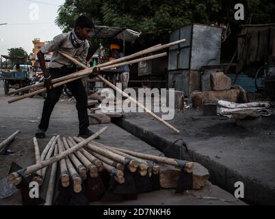 Jaisalmer, Rajasthan / India - settembre 24 2020 : lavoro minorile che lavora per le strade aiutando suo padre a raccogliere i bastoni di legno Foto Stock