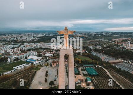 Foto aerea della statua di Cristo Cristo Rei a Lisbona con vista la città Foto Stock