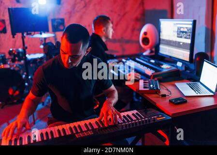 Il tecnico del suono ha una sessione di registrazione con il pianista all'interno il monolocale Foto Stock