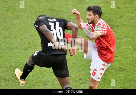 Magonza, Germania. 24 Ott 2020. Calcio: Bundesliga, FSV Mainz 05 - Bor. Mönchengladbach, 5° giorno di festa. Danny Latza (r) di Magonza gioca contro il Breel Embolo di Mönchengladbach. Credit: Torsten Silz/dpa - NOTA IMPORTANTE: In conformità con le norme del DFL Deutsche Fußball Liga e del DFB Deutscher Fußball-Bund, è vietato sfruttare o sfruttare nello stadio e/o nel gioco le fotografie scattate sotto forma di sequenze di immagini e/o serie di foto di tipo video./dpa/Alamy Live News Foto Stock