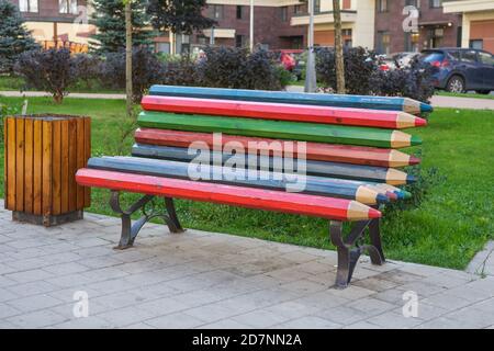 Mobili urbani moderni e robusti di legno duro. Panca creativa in legno multicolore Foto Stock