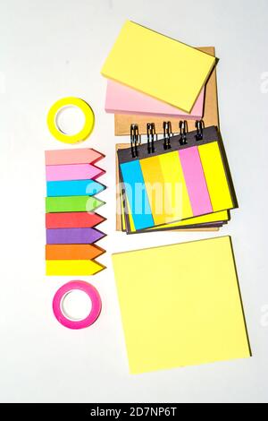 Set di diversi tipi di note colorate adesive isolate su sfondo bianco. Foto Stock