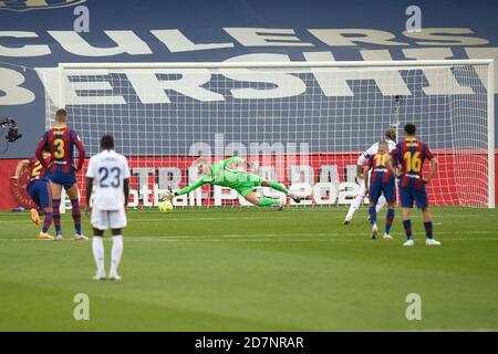 Barcellona, Spagna. 24 Ott 2020. Sergio Ramos del Real Madrid CF segna il suo gol durante la partita la Liga tra il FC Barcelona e il Real Madrid disputata allo stadio Camp Nou il 24 ottobre 2020 a Barcellona, in Spagna. (Foto di PRESSINPHOTO) Credit: Pro Shots/Alamy Live News Foto Stock