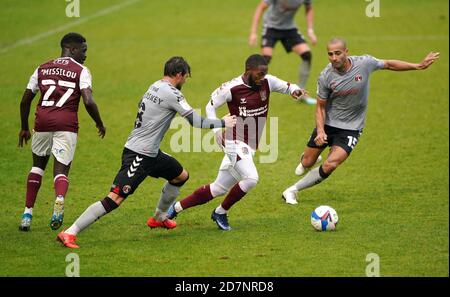 Jake Forster-Caskey di Charlton Athletic, Mark Marshall di Northampton Town e Darren Pratley di Charlton Athletic durante la partita Sky Bet League One al PTS Academy Stadium di Northampton. Foto Stock