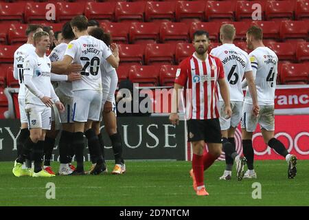 SUNDERLAND, INGHILTERRA. IL 24 OTTOBRE Portsmouth festeggia una penalità segnata rendendola 3-1 durante la partita Sky Bet League 1 tra Sunderland e Portsmouth allo Stadium of Light di Sunderland sabato 24 ottobre 2020. (Credit: Robert Smith | MI News) Credit: MI News & Sport /Alamy Live News Foto Stock