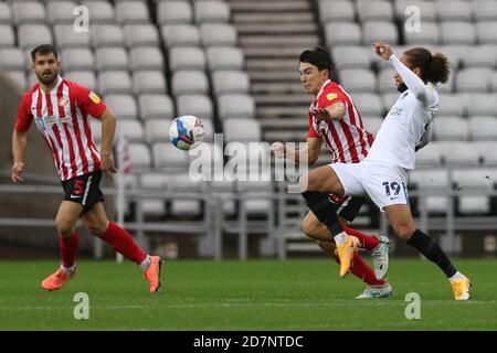 SUNDERLAND, INGHILTERRA. IL 24 OTTOBRE Luke o'Nien of Sunderland è sfidato da Marcus Harness di Portsmouth durante la partita della Sky Bet League 1 tra Sunderland e Portsmouth allo Stadium of Light di Sunderland sabato 24 ottobre 2020. (Credit: Robert Smith | MI News) Credit: MI News & Sport /Alamy Live News Foto Stock