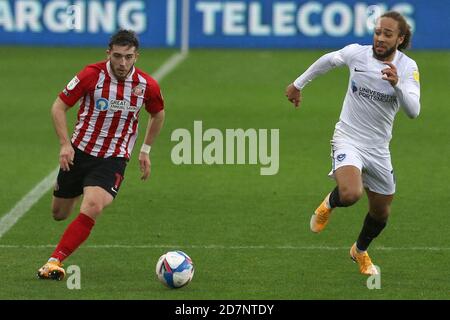 SUNDERLAND, INGHILTERRA. 24 OTTOBRE Lynden Gooch of Sunderland e Marcus Harness of Portsmouth sfida per la palla durante la partita Sky Bet League 1 tra Sunderland e Portsmouth allo Stadium of Light di Sunderland sabato 24 ottobre 2020. (Credit: Robert Smith | MI News) Credit: MI News & Sport /Alamy Live News Foto Stock