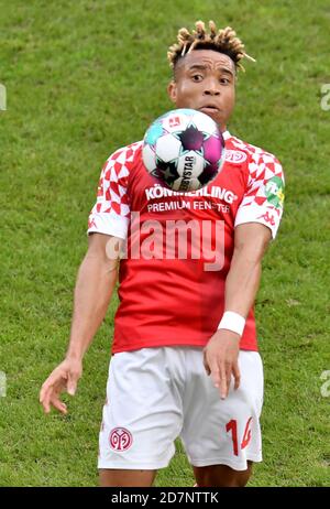 Magonza, Germania. 24 Ott 2020. Calcio: Bundesliga, FSV Mainz 05 - Bor. Mönchengladbach, 5° giorno di festa. Il cliente Mainz Pierre Malong. Credit: Torsten Silz/dpa - NOTA IMPORTANTE: In conformità con le norme del DFL Deutsche Fußball Liga e del DFB Deutscher Fußball-Bund, è vietato sfruttare o sfruttare nello stadio e/o nel gioco le fotografie scattate sotto forma di sequenze di immagini e/o serie di foto di tipo video./dpa/Alamy Live News Foto Stock