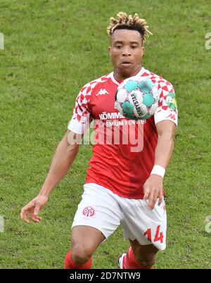 Magonza, Germania. 24 Ott 2020. Calcio: Bundesliga, FSV Mainz 05 - Bor. Mönchengladbach, 5° giorno di festa. Il cliente Mainz Pierre Malong. Credit: Torsten Silz/dpa - NOTA IMPORTANTE: In conformità con le norme del DFL Deutsche Fußball Liga e del DFB Deutscher Fußball-Bund, è vietato sfruttare o sfruttare nello stadio e/o nel gioco le fotografie scattate sotto forma di sequenze di immagini e/o serie di foto di tipo video./dpa/Alamy Live News Foto Stock