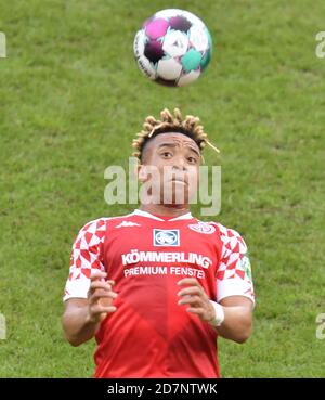 Magonza, Germania. 24 Ott 2020. Calcio: Bundesliga, FSV Mainz 05 - Bor. Mönchengladbach, 5° giorno di festa. Il cliente Mainz Pierre Malong. Credit: Torsten Silz/dpa - NOTA IMPORTANTE: In conformità con le norme del DFL Deutsche Fußball Liga e del DFB Deutscher Fußball-Bund, è vietato sfruttare o sfruttare nello stadio e/o nel gioco le fotografie scattate sotto forma di sequenze di immagini e/o serie di foto di tipo video./dpa/Alamy Live News Foto Stock