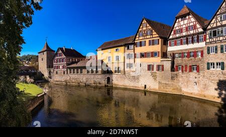 La storica città vecchia di Schwaebisch Hall si trova un Il fiume Kocher e attrae un gran numero di visitatori Foto Stock