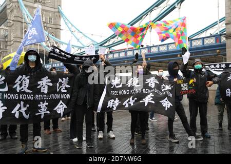 Londra, Regno Unito. 24 Ott 2020. I manifestanti di Londra si sono riuniti accanto al Tower Bridge per mostrare solidarietà con 12 Hong Kongers attualmente detenuti nella Cina continentale accusati di aver tentato di fuggire da Hong Kong per Taiwan. Credit: David Coulson/Alamy Live News Foto Stock