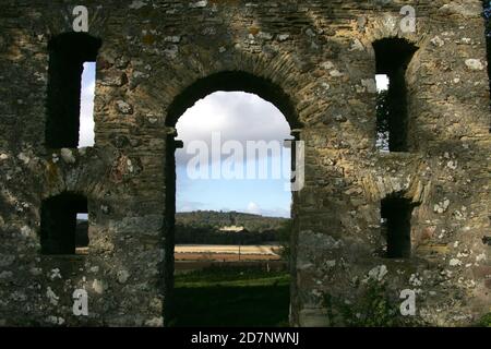 Confina con l'Hundy Mellerstain House nr Kelso. Hundy Mundy Tower, torre a Melrose, Scozia, Regno Unito. Una follia che prende il nome da una principessa che domina i corpi in un sito naturale di sepoltura boschiva. Una follia gotica costruita per completare la vista progettata che si estende a sud-est da Mellerstain nei confini scozzesi, Hundy Mundy occupa una posizione spettacolare un miglio (1,5 km) a nord-est di Smailholm e 5 miglia (8 km) a nord-ovest di Kelso. Iniziato nel 1726 e comprendente un'alta arcata tra torri quadrate, che sono tappate da piramidi, fu opera di William Adam (1689 - 1748) che era stato l'architetto Foto Stock